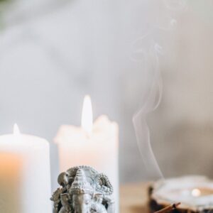 Accompagnement en ligne – Les bougies, les encens et les plumes